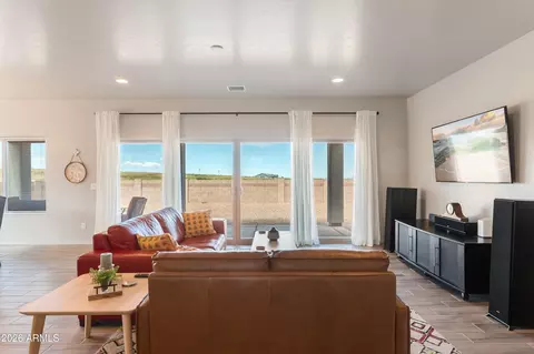 Living - 6733 E Vaquero Cir, Hereford, AZ 85615 photo 1 of 4