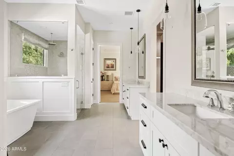 Bath - 3216 E Weldon Ave, Phoenix, AZ 85018 photo 1 of 2
