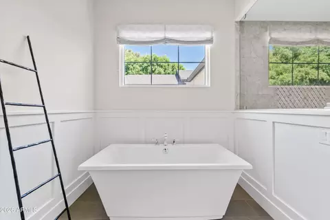 Bath - 3216 E Weldon Ave, Phoenix, AZ 85018 photo 2 of 2