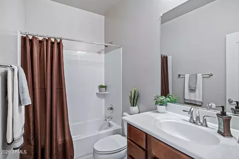 Bath - 957 E Rojo Way, Gilbert, AZ 85297 photo 3 of 4