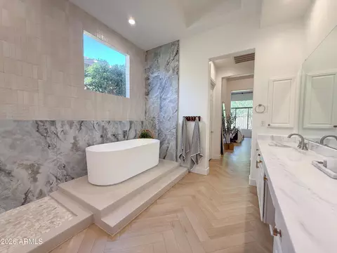 Bath - 3818 E Crest Ln, Phoenix, AZ 85050 photo 2 of 6