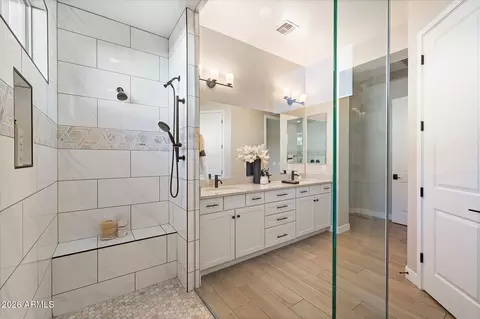 Bath - 3437 E Daley Ln, Phoenix, AZ 85050 photo 3 of 5