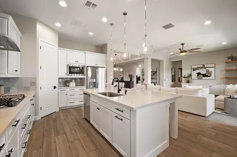 Kitchen - 3437 E Daley Ln, Phoenix, AZ 85050 photo 4 of 5