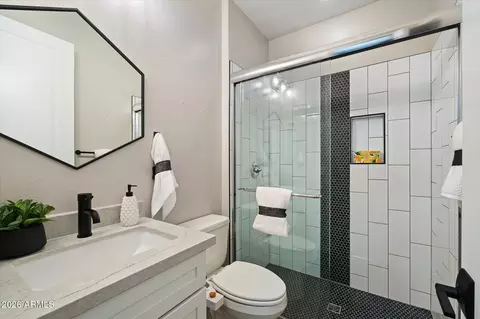 Bath - 3437 E Daley Ln, Phoenix, AZ 85050 photo 4 of 5