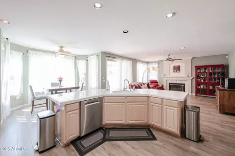 Kitchen - 4315 E Mossman Rd, Phoenix, AZ 85050 photo 5 of 6
