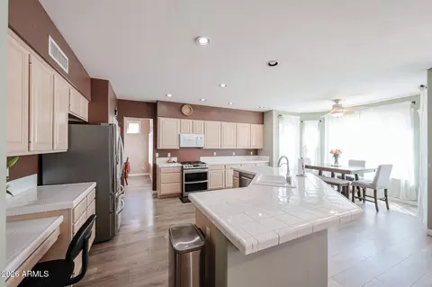 Kitchen - 4315 E Mossman Rd, Phoenix, AZ 85050 photo 4 of 6