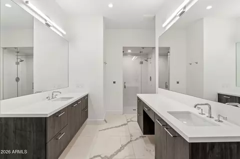 Bath - 5529 N 2nd Pl, Phoenix, AZ 85012 photo 2 of 9