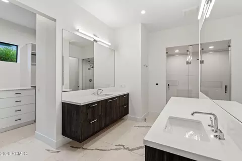Bath - 5529 N 2nd Pl, Phoenix, AZ 85012 photo 3 of 9