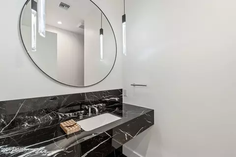 Bath - 5529 N 2nd Pl, Phoenix, AZ 85012 photo 7 of 9