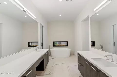 Bath - 5529 N 2nd Pl, Phoenix, AZ 85012 photo 5 of 9