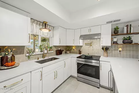 Kitchen - 4348 N 80th Dr, Phoenix, AZ 85033 photo 4 of 6