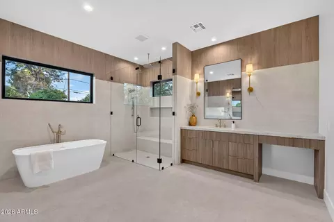 Bath - 2901 E Pierson St, Phoenix, AZ 85016 photo 2 of 8