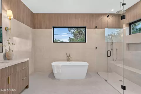 Bath - 2901 E Pierson St, Phoenix, AZ 85016 photo 1 of 8