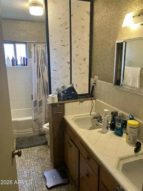 Bath - 1612 E Tuckey Ln, Phoenix, AZ 85016 photo 1 of 4