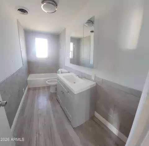 Bath - 2102 N 26th Pl, Phoenix, AZ 85008 photo 2 of 3