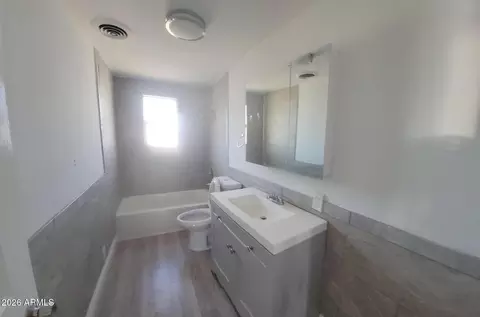 Bath - 2102 N 26th Pl, Phoenix, AZ 85008 photo 3 of 3