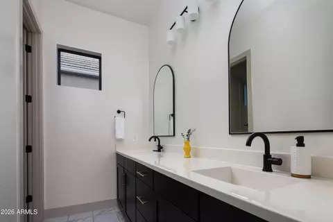 Bath - 718 E Summerside Rd, Phoenix, AZ 85042 photo 5 of 6