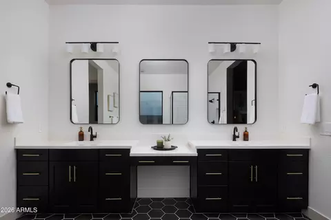 Bath - 718 E Summerside Rd, Phoenix, AZ 85042 photo 3 of 6