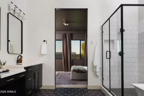 Bath - 718 E Summerside Rd, Phoenix, AZ 85042 photo 2 of 6
