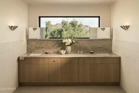 Bath - 5970 N Echo Canyon Dr, Phoenix, AZ 85018 photo 2 of 8