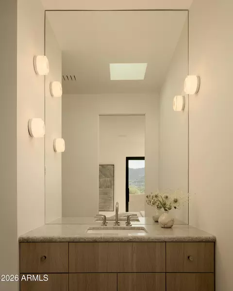 Bath - 5970 N Echo Canyon Dr, Phoenix, AZ 85018 photo 5 of 8