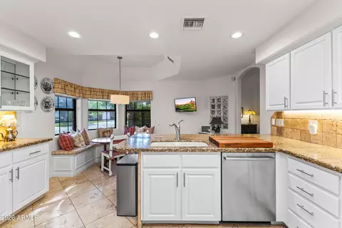 Kitchen - 610 W Glenn Dr, Phoenix, AZ 85021 photo 3 of 8
