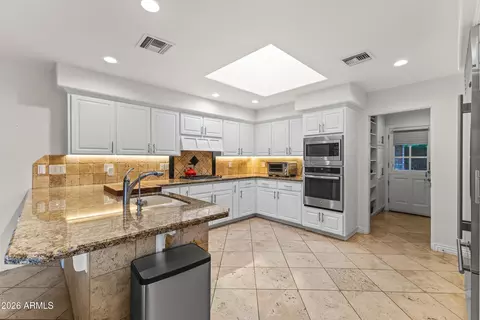 Kitchen - 610 W Glenn Dr, Phoenix, AZ 85021 photo 2 of 8