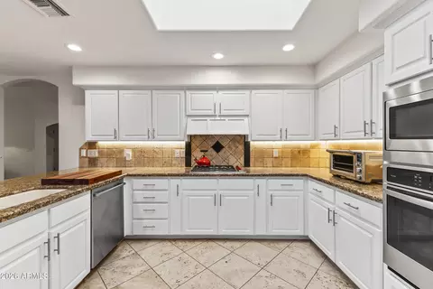 Kitchen - 610 W Glenn Dr, Phoenix, AZ 85021 photo 1 of 8