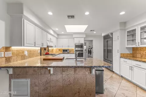 Kitchen - 610 W Glenn Dr, Phoenix, AZ 85021 photo 4 of 8