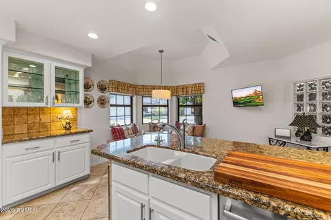 Kitchen - 610 W Glenn Dr, Phoenix, AZ 85021 photo 5 of 8