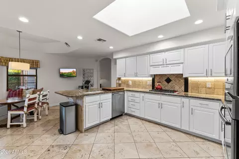Kitchen - 610 W Glenn Dr, Phoenix, AZ 85021 photo 6 of 8
