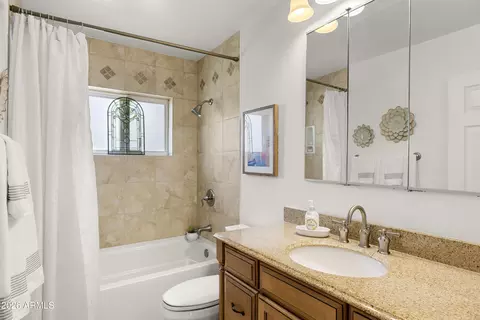 Bath - 4329 N 35th St, Phoenix, AZ 85018 photo 2 of 2