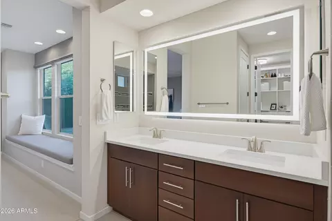 Bath - 3211 E Bryce Ln, Phoenix, AZ 85050 photo 2 of 3