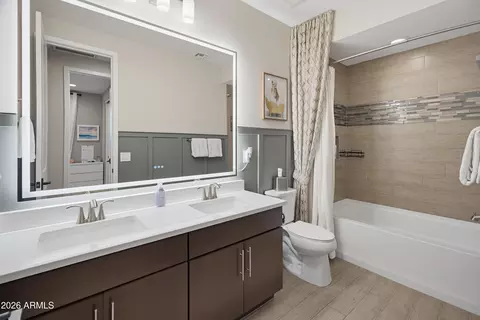 Bath - 3211 E Bryce Ln, Phoenix, AZ 85050 photo 3 of 3