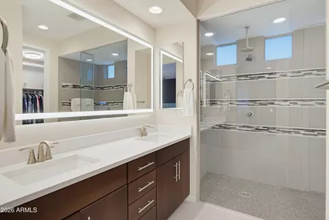 Bath - 3211 E Bryce Ln, Phoenix, AZ 85050 photo 1 of 3