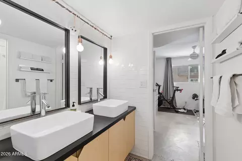 Bath - 5525 E Thomas Rd #R9, Phoenix, AZ 85018 photo 2 of 4