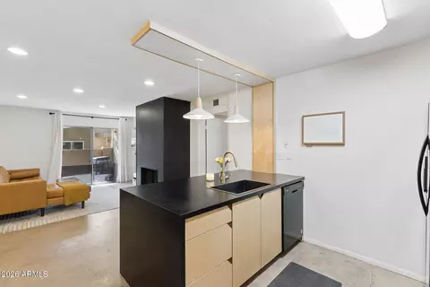 Kitchen - 5525 E Thomas Rd #R9, Phoenix, AZ 85018 photo 6 of 8