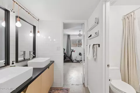 Bath - 5525 E Thomas Rd #R9, Phoenix, AZ 85018 photo 3 of 4