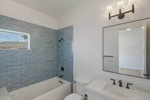 Bath - 6050 E Hollyhock St, Phoenix, AZ 85018 photo 4 of 14