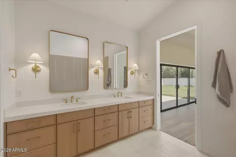 Bath - 6050 E Hollyhock St, Phoenix, AZ 85018 photo 10 of 14