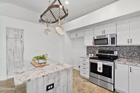 Kitchen - 1513 W Shellfish Dr, Gilbert, AZ 85233 photo 3 of 4