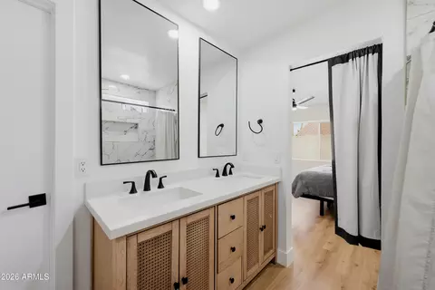 Bath - 6607 S Mitchell Dr, Tempe, AZ 85283 photo 3 of 4