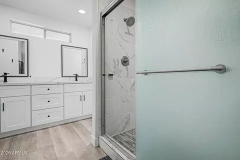 Bath - 1103 E Watson Dr, Tempe, AZ 85283 photo 2 of 4