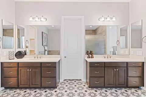 Bath - 719 E Summerside Rd, Phoenix, AZ 85042 photo 1 of 6