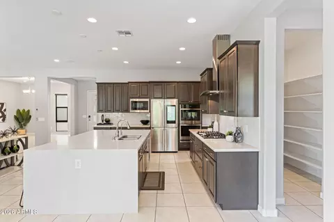 Kitchen - 719 E Summerside Rd, Phoenix, AZ 85042 photo 2 of 2