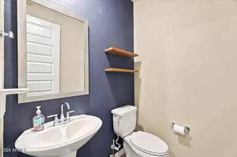 Bath - 924 E Anderson Ave, Phoenix, AZ 85022 photo 1 of 11