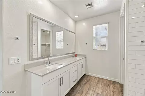 Bath - 924 E Anderson Ave, Phoenix, AZ 85022 photo 5 of 11