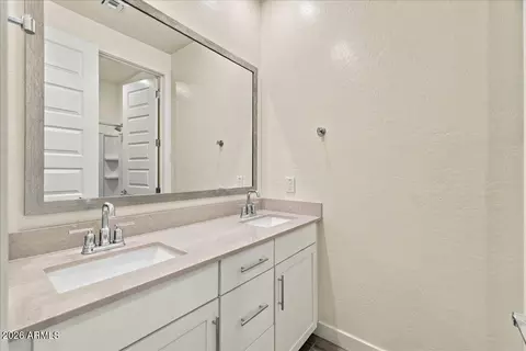 Bath - 924 E Anderson Ave, Phoenix, AZ 85022 photo 9 of 11