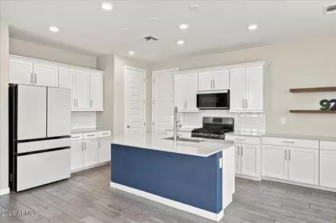 Kitchen - 924 E Anderson Ave, Phoenix, AZ 85022 photo 6 of 7