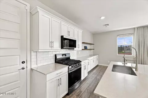 Kitchen - 924 E Anderson Ave, Phoenix, AZ 85022 photo 4 of 7
